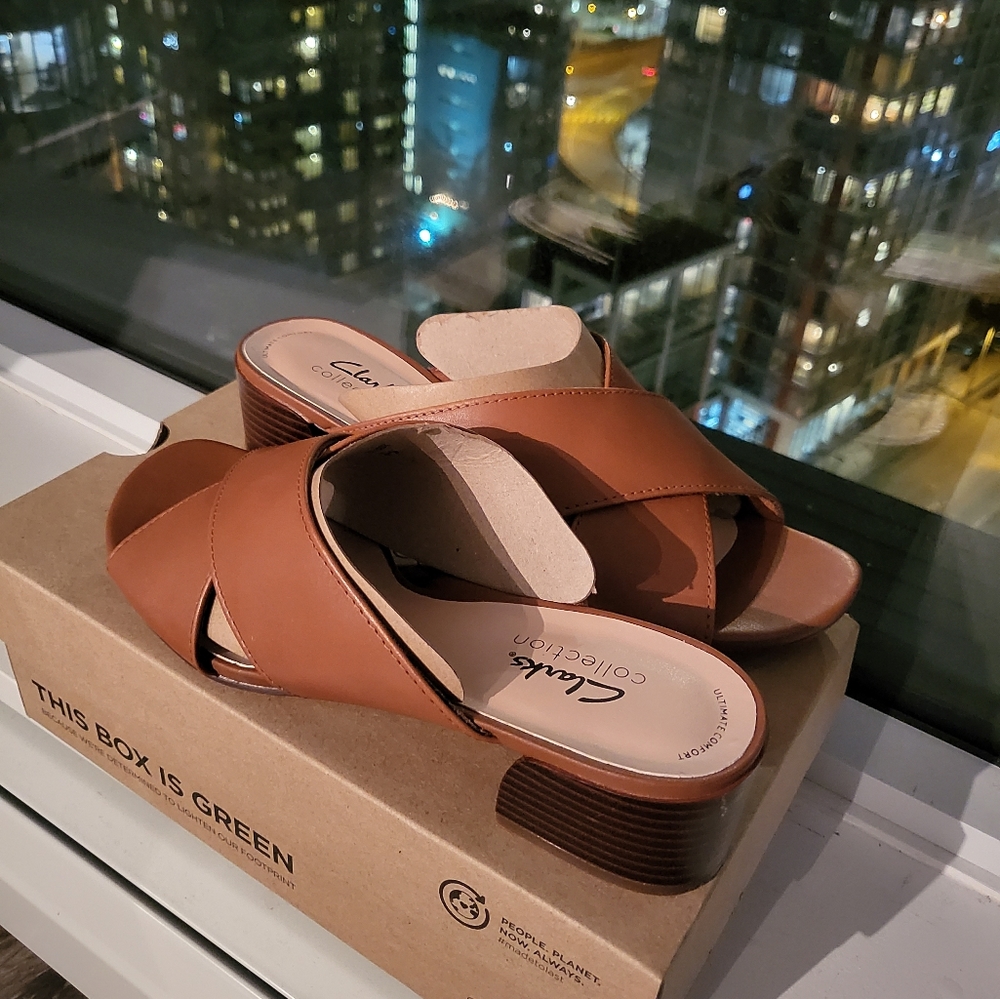Clarks Women Sandals NEW WITH TAGS (US 8)